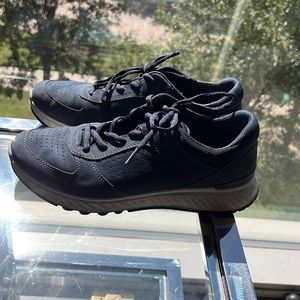 Ecco sneakers.  Your go-to sneaker/trainer for all-day comfort.  Classic navy.